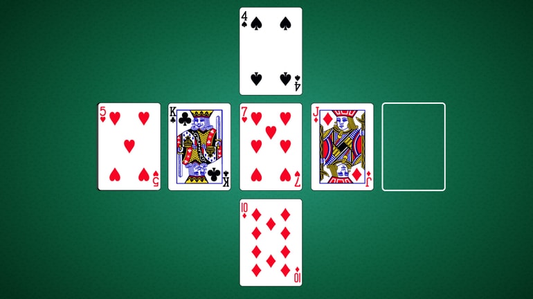 fem kort i ett korsmönster på ett pokerbord för unika pokerspel